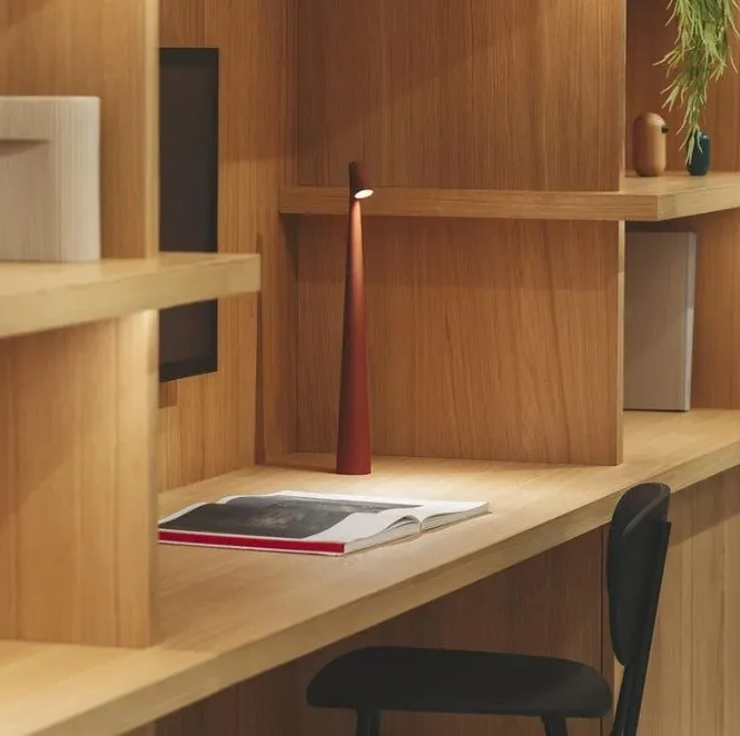 Bezprzewodowa lampka stołowa LED w minimalistycznym stylu nordyckim