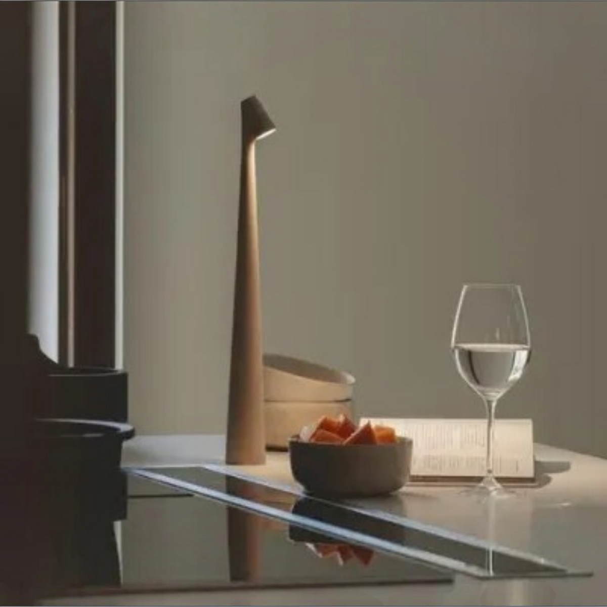 Bezprzewodowa lampka stołowa LED w minimalistycznym stylu nordyckim
