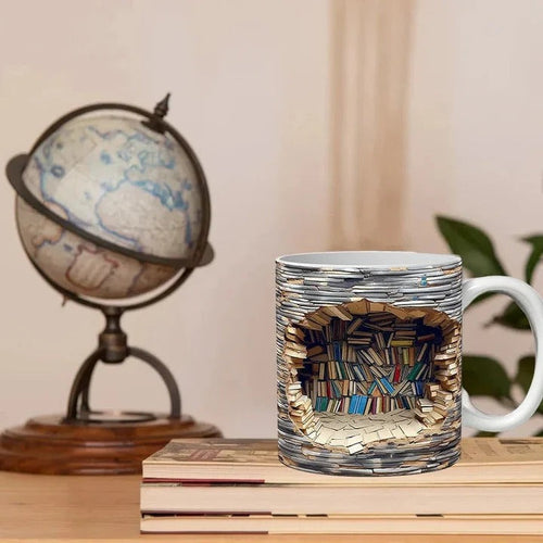 Ceramiczny kubek do kawy z trójwymiarowym wzorem regału na książki