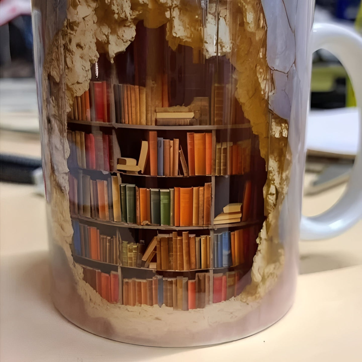 Ceramiczny kubek do kawy z trójwymiarowym wzorem regału na książki