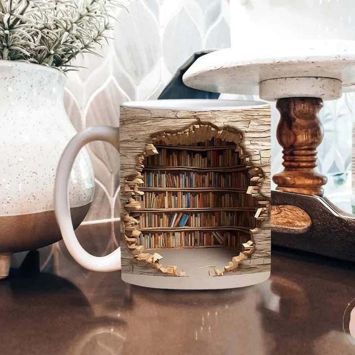 Ceramiczny kubek do kawy z trójwymiarowym wzorem regału na książki