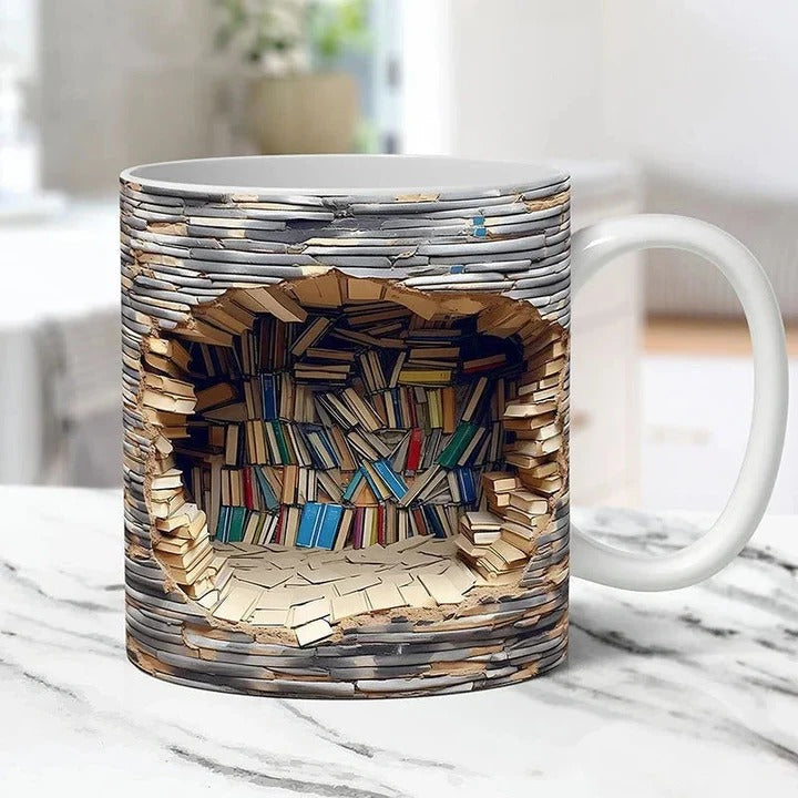 Ceramiczny kubek do kawy z trójwymiarowym wzorem regału na książki