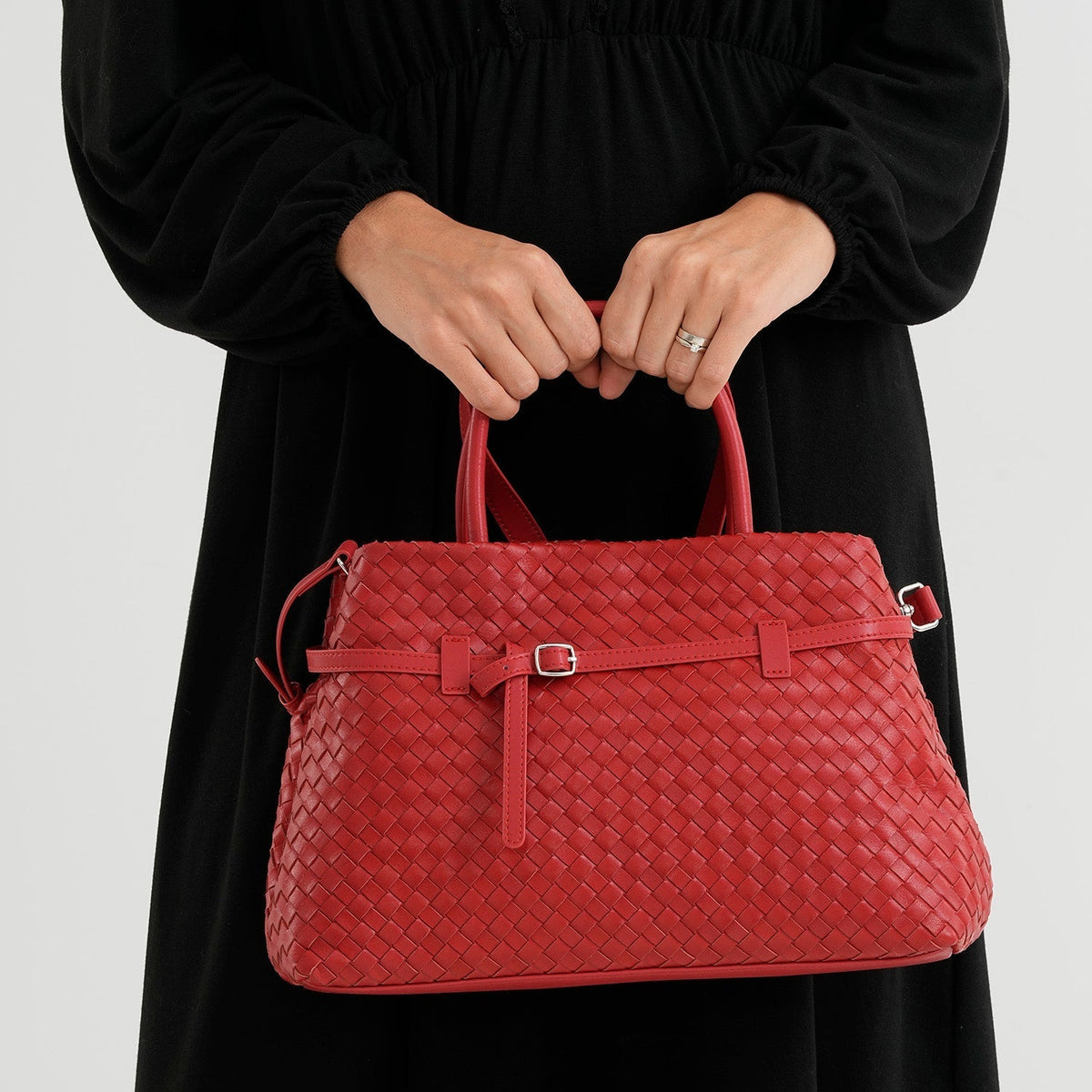 Damska skórzana torebka crossbody Valissiere z wielokieszonkową organizacją