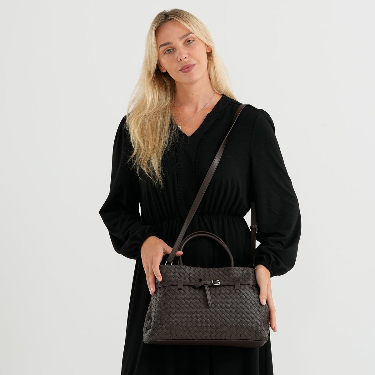 Damska skórzana torebka crossbody Valissiere z wielokieszonkową organizacją