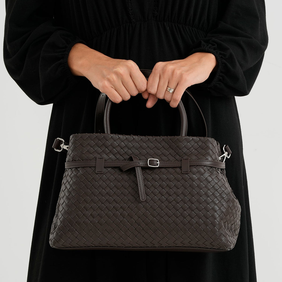 Damska skórzana torebka crossbody Valissiere z wielokieszonkową organizacją
