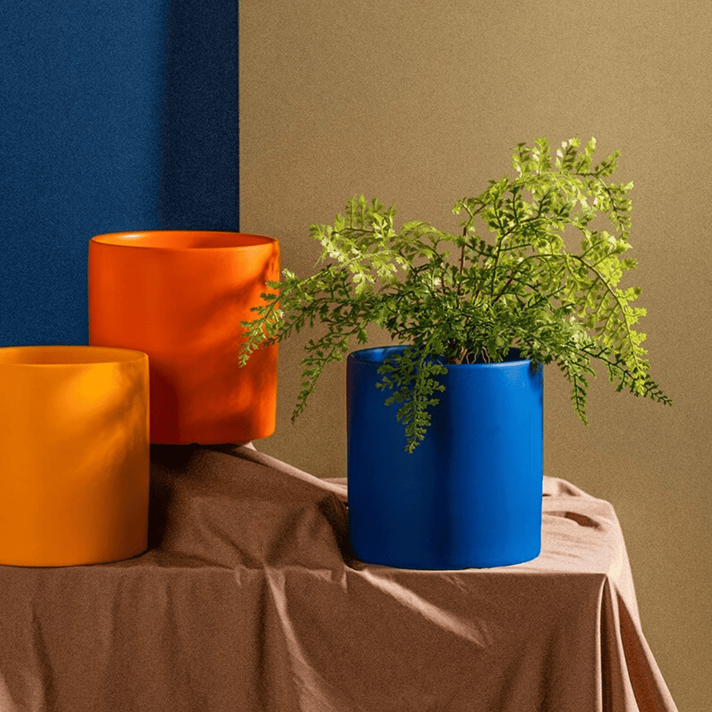 Doniczka ceramiczna z matowym wykończeniem, otworem drenażowym i podstawką