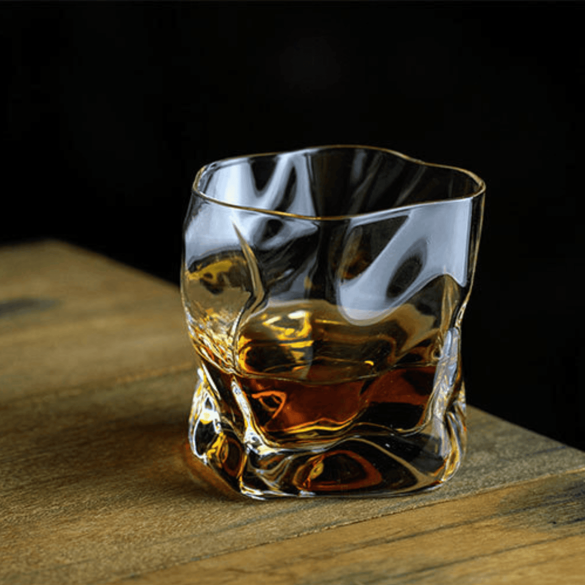Japońska szklanka do whisky Edo Kiriko z pomarszczonym korpusem