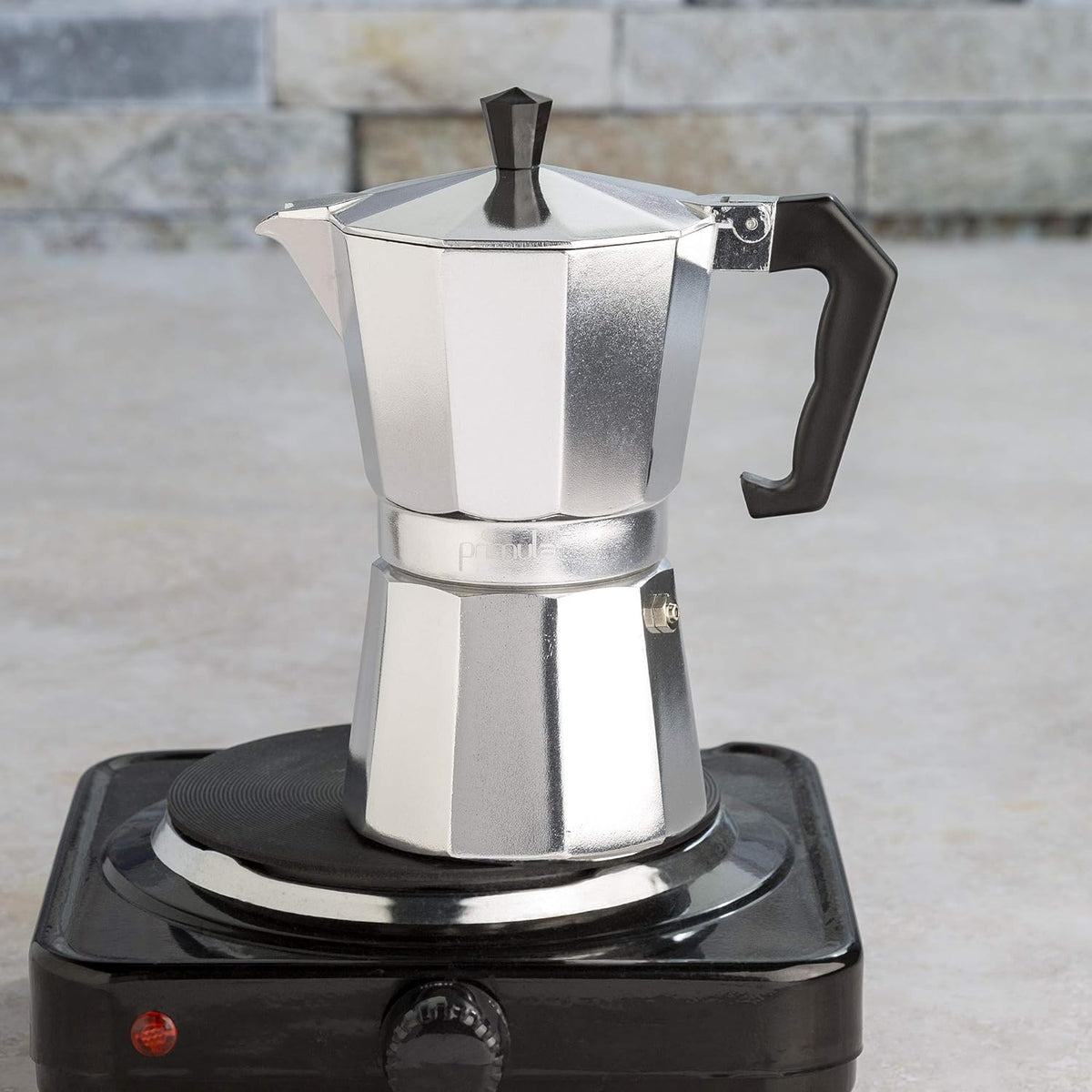 Klasyczna kawiarka do espresso, moka do kawy w stylu włoskim i kubańskim