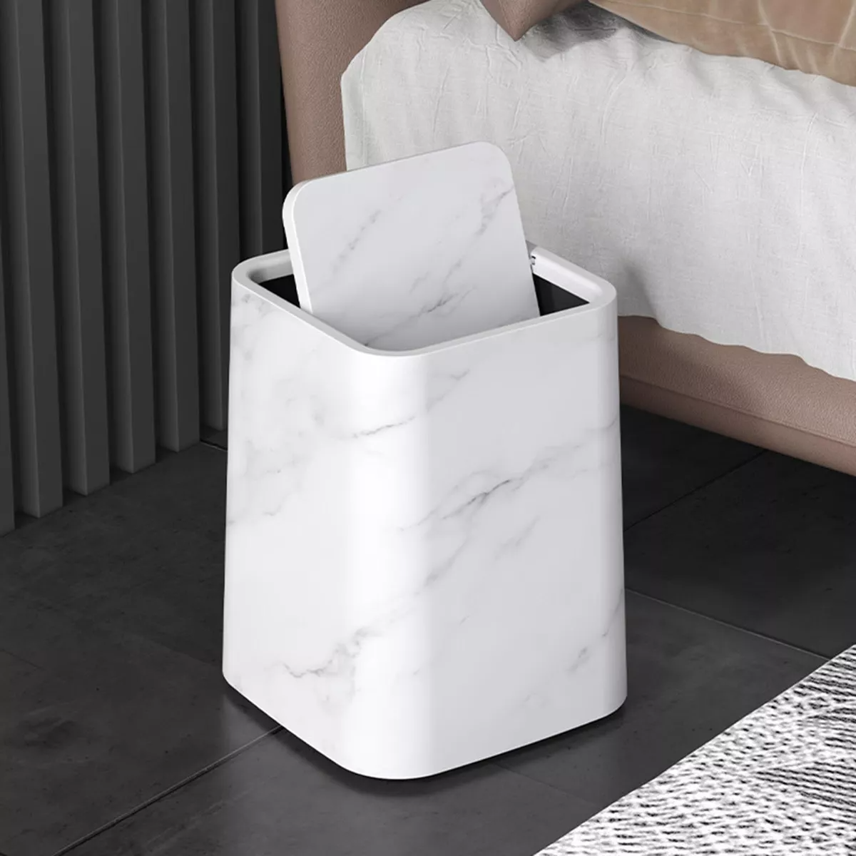 Kosz na śmieci z marmurowym wzorem – elegancka obrotowa pokrywa
