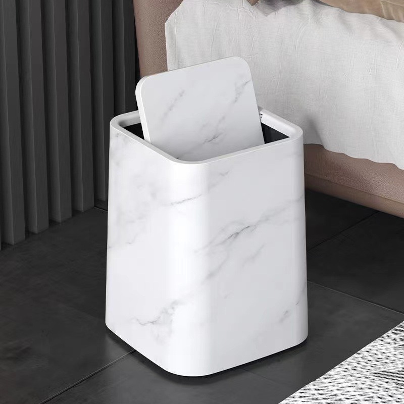 Kosz na śmieci z marmurowym wzorem – elegancka obrotowa pokrywa
