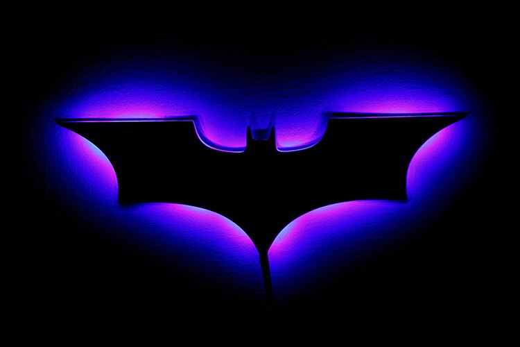 Lampa ścienna LED Batman z pilotem bezprzewodowym i zmianą kolorów