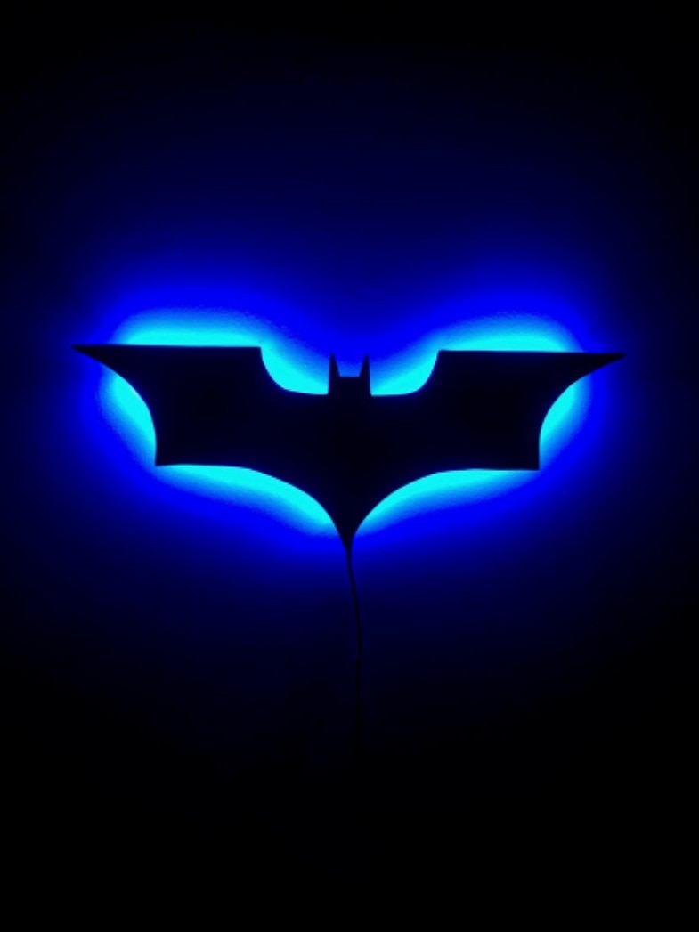Lampa ścienna LED Batman z pilotem bezprzewodowym i zmianą kolorów