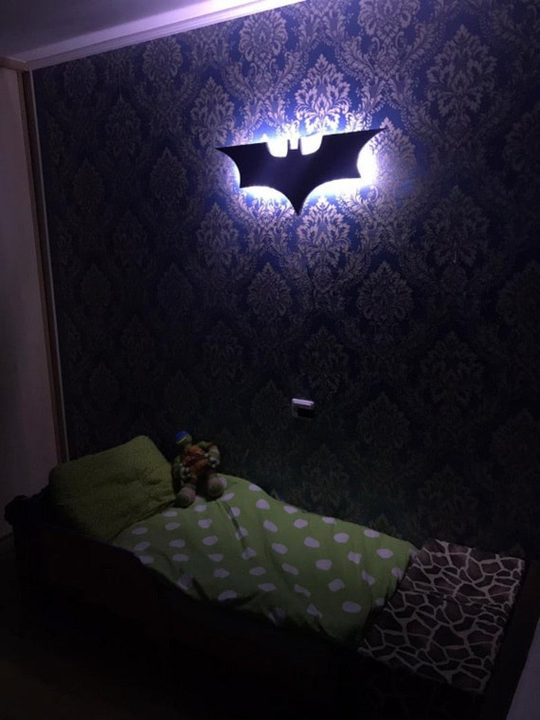 Lampa ścienna LED Batman z pilotem bezprzewodowym i zmianą kolorów