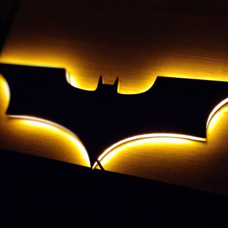 Lampa ścienna LED Batman z pilotem bezprzewodowym i zmianą kolorów