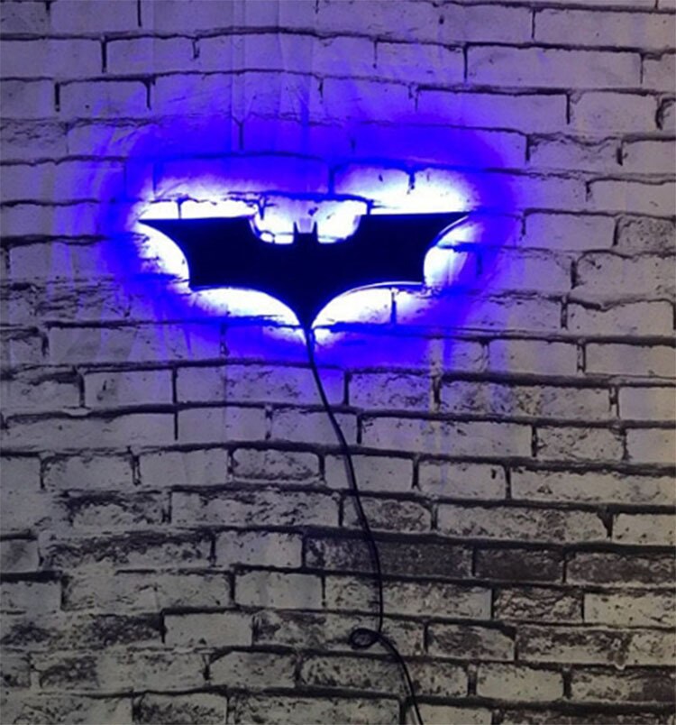 Lampa ścienna LED Batman z pilotem bezprzewodowym i zmianą kolorów