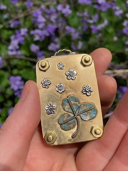 Mini praska do kwiatów – kompaktowe narzędzie do tworzenia botanicznych pamiątek