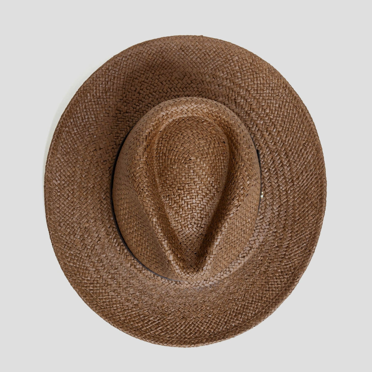 Nowoczesny minimalistyczny słomkowy kapelusz fedora – kawowy