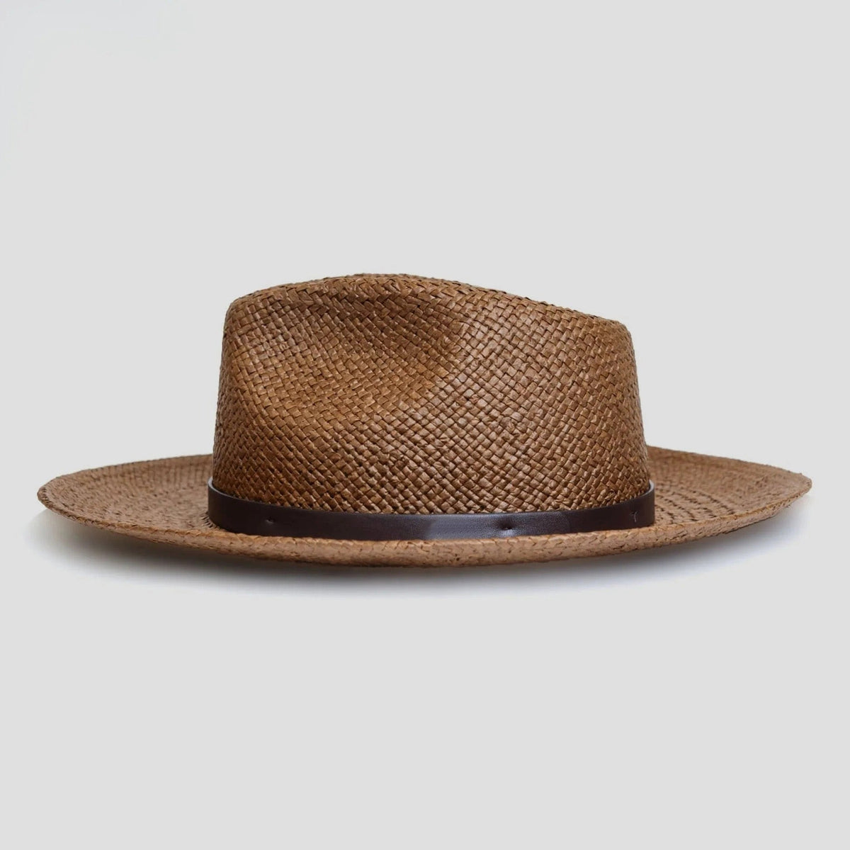 Nowoczesny minimalistyczny słomkowy kapelusz fedora – kawowy