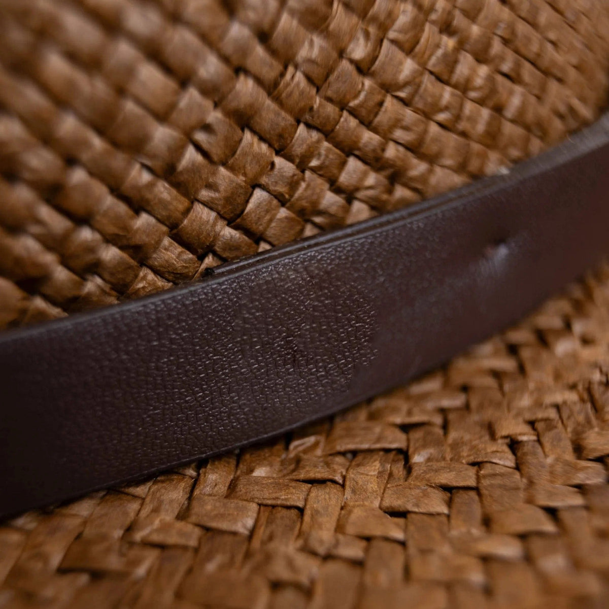Nowoczesny minimalistyczny słomkowy kapelusz fedora – kawowy