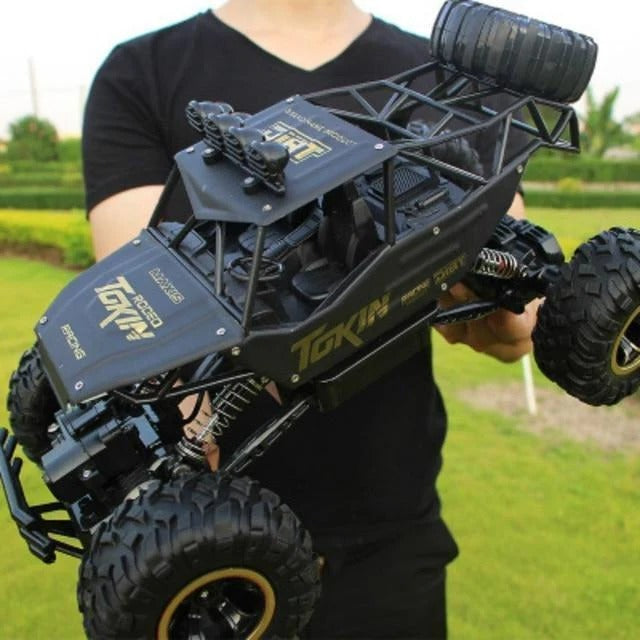 Monster truck 4x4 na pilota z amortyzowanym zawieszeniem i antypoślizgowymi kołami