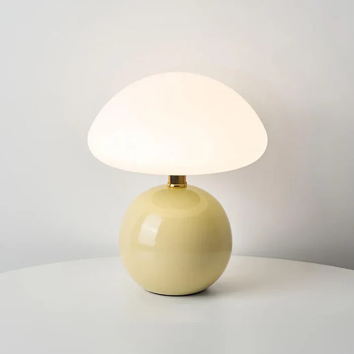 Odette – ceramiczna lampa stołowa w kształcie grzyba z kopułowym kloszem i ciepłym przyciemnianym światłem