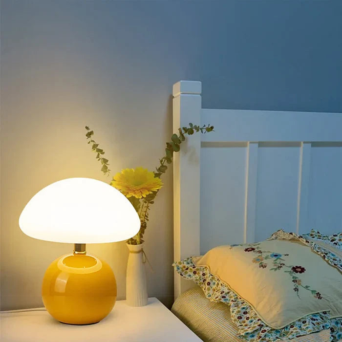Odette – ceramiczna lampa stołowa w kształcie grzyba z kopułowym kloszem i ciepłym przyciemnianym światłem