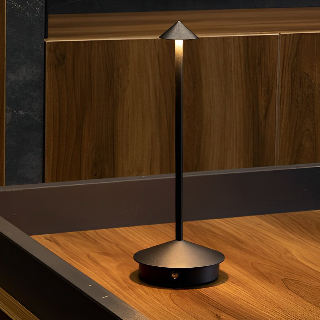 Pina Pro – stylowa ściemnialna lampa stołowa USB