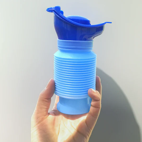 Przenośny pojemnik na mocz z podwójnymi adapterami i elastycznym wężem, 750 ml